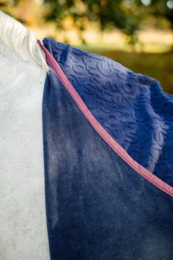 Horseware Embossed Jersey Abschwitzdecke 11 Horseware Embossed Jersey Abschwitzdecke -Reitsportbedarf 340952 DB BU 3